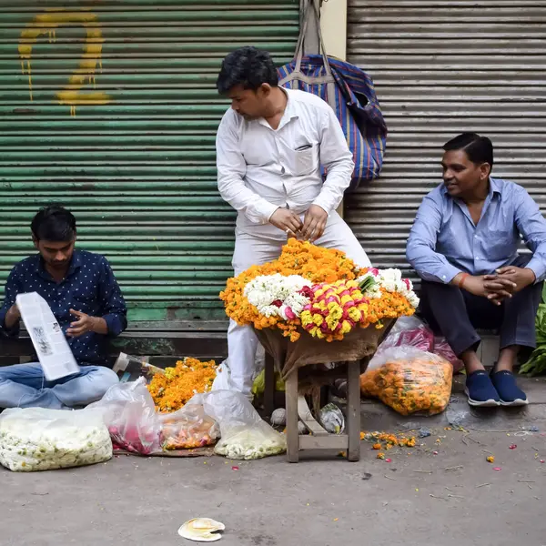 Eski Delhi, Hindistan, 15 Mart 2024 - Eski Delhi sokaklarında kimliği belirsiz adamlar, Eski Delhi 'de Chandni Chowk pazarının sokak fotoğrafları, Eski Delhi Caddesi Fotoğrafçılığı