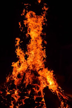 Siyah arka planda alevler, alev alev dokusu arka planda, çok güzel, ateş yanıyor, ateş odun ve inek gübresi ateşiyle yanıyor.