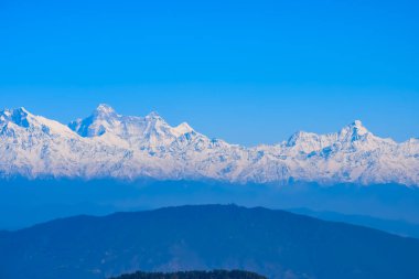 Hindistan 'ın Nainital şehrinin en yüksek tepesinde, bu resimde görülen sıradağ Himalaya Dağları, Hindistan' ın Uttarakhand kentindeki Nainital dağının güzelliği.
