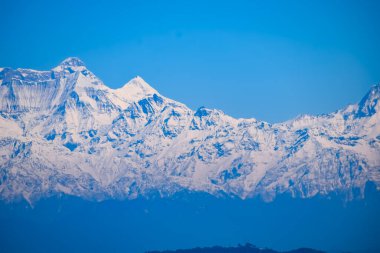 Hindistan 'ın Nainital şehrinin en yüksek tepesinde, bu resimde görülen sıradağ Himalaya Dağları, Hindistan' ın Uttarakhand kentindeki Nainital dağının güzelliği.