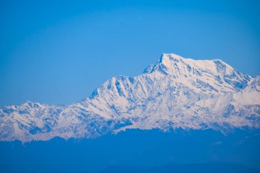 Hindistan 'ın Nainital şehrinin en yüksek tepesinde, bu resimde görülen sıradağ Himalaya Dağları, Hindistan' ın Uttarakhand kentindeki Nainital dağının güzelliği.
