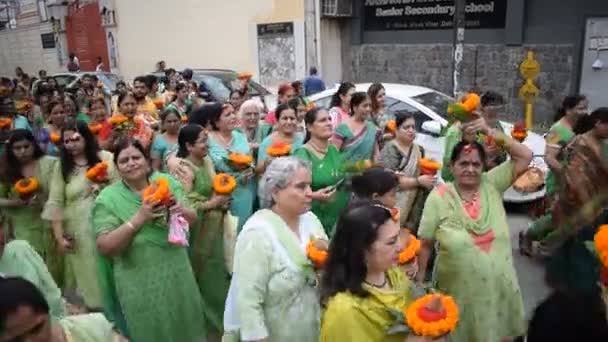 Neu Delhi Indien März 2024 Frauen Mit Kalasche Auf Dem — Stockvideo