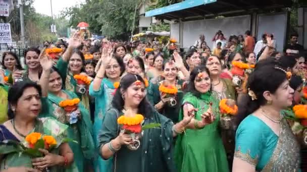 Нью Делі Індія Березня 2024 Жінки Калашем Голові Під Час — стокове відео