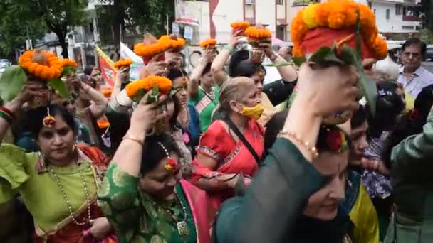 ニューデリー インド 2024 ジャガナタテンプルマンガルカラシヤトラの間に頭にカラッシュを持つ女性 インドのヒンドゥー教の献身者は上にココナッツと神聖な水を含む土の鍋を運ぶ — ストック動画
