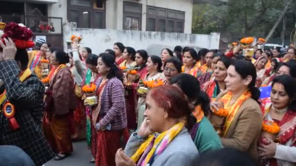 Yeni Delhi Hindistan Mart 2024 Jagannath Tapınağı Sırasında Kalaşlı Kadınlar — Stok video