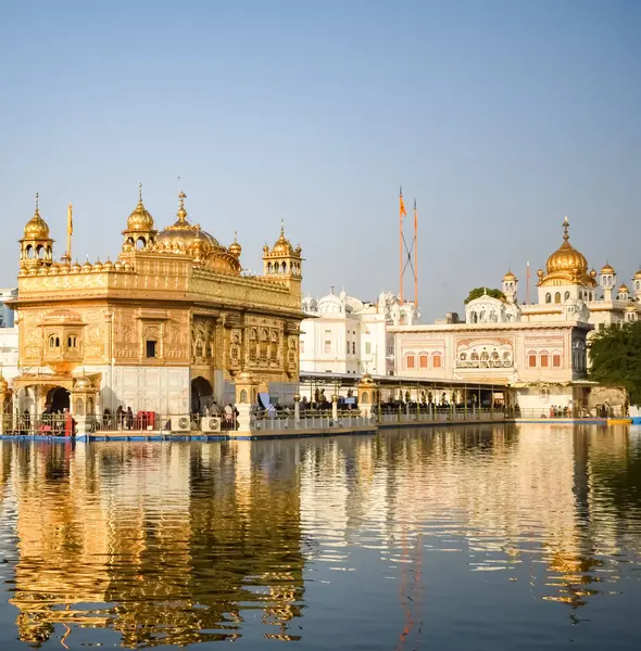 Altın Tapınağın güzel manzarası - Amritsar, Punjab, Hindistan 'daki Harmandir Sahib, Hindistan' ın ünlü Hint sih simgesi, Altın Tapınak, Amritsar, Hindistan 'daki Sihlerin ana mabedi