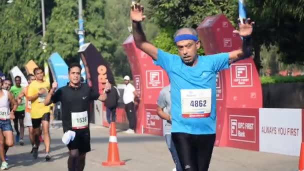 Yeni Delhi Hindistan Ekim 2023 Bitmek Üzere Olan Maraton Katılımcılarının — Stok video
