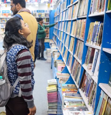 Yeni Delhi, Hindistan, 17 Şubat 2024 - Delhi Uluslararası Kitap Fuarı 'ndaki bir kitapçıda raflarda bulunan çeşitli kitaplar, Bharat Mandapam Kompleksi' ndeki Yıllık Kitap Fuarı 'nda sergilenen kitaplar