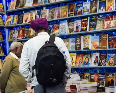 Yeni Delhi, Hindistan, 17 Şubat 2024 - Delhi Uluslararası Kitap Fuarı 'ndaki bir kitapçıda raflarda bulunan çeşitli kitaplar, Bharat Mandapam Kompleksi' ndeki Yıllık Kitap Fuarı 'nda sergilenen kitaplar
