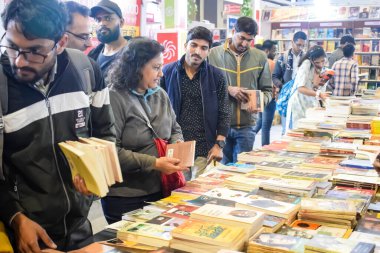 Yeni Delhi, Hindistan, 17 Şubat 2024 - Delhi Uluslararası Kitap Fuarı 'ndaki bir kitapçıda raflarda bulunan çeşitli kitaplar, Bharat Mandapam Kompleksi' ndeki Yıllık Kitap Fuarı 'nda sergilenen kitaplar