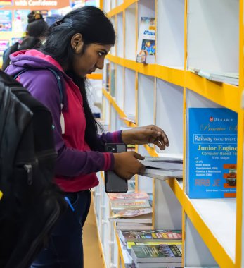 Yeni Delhi, Hindistan, 17 Şubat 2024 - Delhi Uluslararası Kitap Fuarı 'ndaki bir kitapçıda raflarda bulunan çeşitli kitaplar, Bharat Mandapam Kompleksi' ndeki Yıllık Kitap Fuarı 'nda sergilenen kitaplar