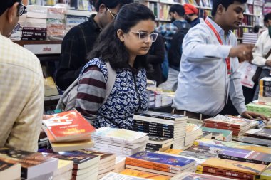 Yeni Delhi, Hindistan, 17 Şubat 2024 - Delhi Uluslararası Kitap Fuarı 'ndaki bir kitapçıda raflarda bulunan çeşitli kitaplar, Bharat Mandapam Kompleksi' ndeki Yıllık Kitap Fuarı 'nda sergilenen kitaplar
