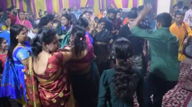 Delhi, Hindistan, Ekim 02: 2023 - Durga Idol 'un önünde ruhani dans yapan dindarlar, Durga Puja kutlamaları için Jhilmil Kolonisi Delhi' deki Kali Bari tapınağı, Durga utsav festivali, Ekim 2023