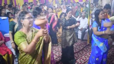 Delhi, Hindistan, Ekim 02: 2023 - Durga Idol 'un önünde ruhani dans yapan dindarlar, Durga Puja kutlamaları için Jhilmil Kolonisi Delhi' deki Kali Bari tapınağı, Durga utsav festivali, Ekim 2023