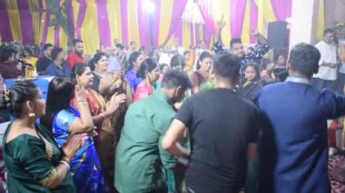 Delhi, Hindistan, Ekim 02: 2023 - Durga Idol 'un önünde ruhani dans yapan dindarlar, Durga Puja kutlamaları için Jhilmil Kolonisi Delhi' deki Kali Bari tapınağı, Durga utsav festivali, Ekim 2023
