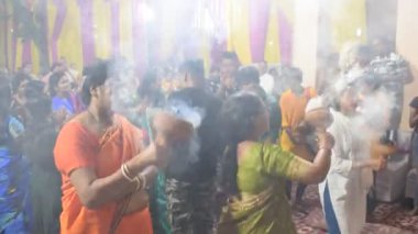 Delhi, Hindistan, Ekim 02: 2023 - Durga Idol 'un önünde ruhani dans yapan dindarlar, Durga Puja kutlamaları için Jhilmil Kolonisi Delhi' deki Kali Bari tapınağı, Durga utsav festivali, Ekim 2023