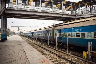 Amritsar, Hindistan, 3 Şubat 2024 - Amritsar tren istasyonunda sabah treni, Amritsar, Punjab tren istasyonunda renkli tren