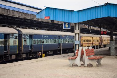 Amritsar, Hindistan, 3 Şubat 2024 - Amritsar tren istasyonunda sabah treni, Amritsar, Punjab tren istasyonunda renkli tren