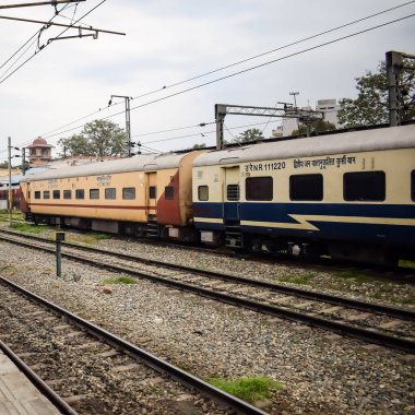 Amritsar, Hindistan, 3 Şubat 2024 - Amritsar tren istasyonunda sabah treni, Amritsar, Punjab tren istasyonunda renkli tren