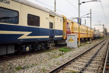 Amritsar, Hindistan, 3 Şubat 2024 - Amritsar tren istasyonunda sabah treni, Amritsar, Punjab tren istasyonunda renkli tren