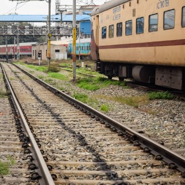 Amritsar, Hindistan, 3 Şubat 2024 - Amritsar tren istasyonunda sabah treni, Amritsar, Punjab tren istasyonunda renkli tren
