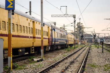Amritsar, Hindistan, 3 Şubat 2024 - Amritsar tren istasyonunda sabah treni, Amritsar, Punjab tren istasyonunda renkli tren