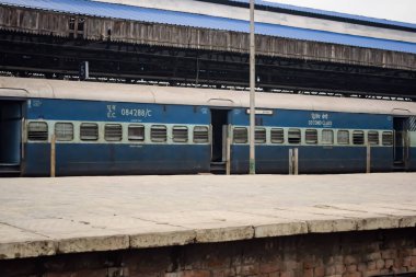 Amritsar, Hindistan, 3 Şubat 2024 - Amritsar tren istasyonunda sabah treni, Amritsar, Punjab tren istasyonunda renkli tren