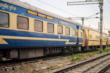 Amritsar, Hindistan, 3 Şubat 2024 - Amritsar tren istasyonunda sabah treni, Amritsar, Punjab tren istasyonunda renkli tren