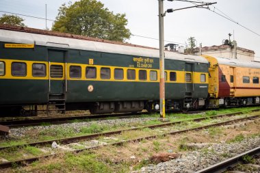 Amritsar, Hindistan, 3 Şubat 2024 - Amritsar tren istasyonunda sabah treni, Amritsar, Punjab tren istasyonunda renkli tren