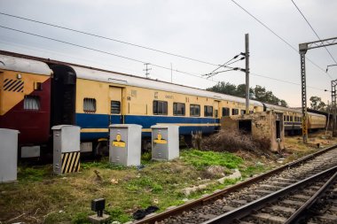 Amritsar, Hindistan, 3 Şubat 2024 - Amritsar tren istasyonunda sabah treni, Amritsar, Punjab tren istasyonunda renkli tren