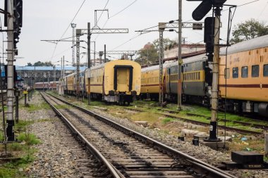 Amritsar, Hindistan, 3 Şubat 2024 - Amritsar tren istasyonunda sabah treni, Amritsar, Punjab tren istasyonunda renkli tren