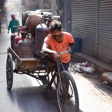 Eski Delhi, Hindistan, 15 Mart 2024 - Eski Delhi sokaklarında kimliği belirsiz adamlar, Eski Delhi 'de Chandni Chowk pazarının sokak fotoğrafları, Eski Delhi Caddesi Fotoğrafçılığı