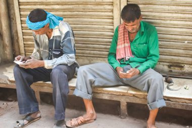 Eski Delhi, Hindistan, 15 Mart 2024 - Eski Delhi sokaklarında kimliği belirsiz adamlar, Eski Delhi 'de Chandni Chowk pazarının sokak fotoğrafları, Eski Delhi Caddesi Fotoğrafçılığı