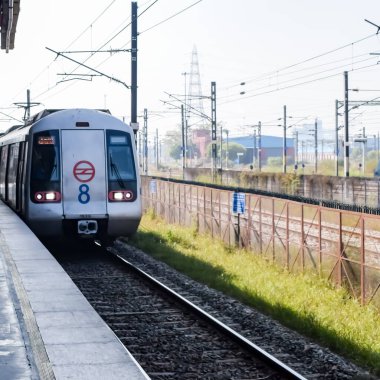Yeni Delhi, Hindistan, 17 Şubat 2024 - Delhi Metro treni Yeni Delhi, Hindistan, Asya 'daki Jhandewalan metro istasyonuna varıyor.