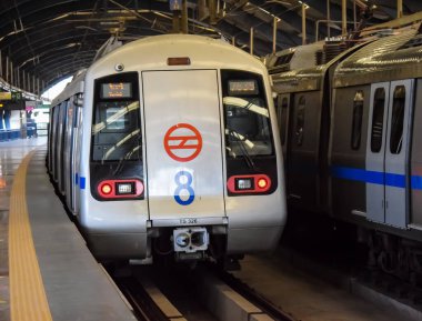 Yeni Delhi, Hindistan, 17 Şubat 2024 - Delhi Metro treni Yeni Delhi, Hindistan, Asya 'daki Jhandewalan metro istasyonuna varıyor.