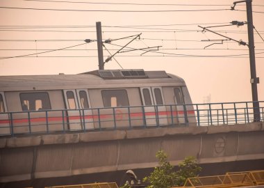Yeni Delhi, Hindistan, 17 Şubat 2024 - Delhi Metro treni Yeni Delhi, Hindistan, Asya 'daki Jhandewalan metro istasyonuna varıyor.