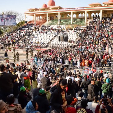 Wagah Sınırı, Amritsar, Punjab, Hindistan, 02 Şubat 2024 - Hindistan, Punjab yakınlarındaki Hindistan-Pakistan sınırında Sınır Güvenlik Kuvvetleri BSF muhafızlarının bayrak töreni