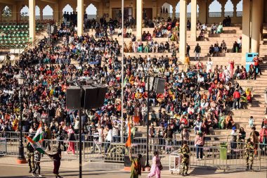 Wagah Sınırı, Amritsar, Punjab, Hindistan, 02 Şubat 2024 - Hindistan, Punjab yakınlarındaki Hindistan-Pakistan sınırında Sınır Güvenlik Kuvvetleri BSF muhafızlarının bayrak töreni