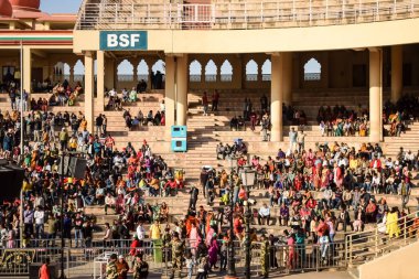 Wagah Sınırı, Amritsar, Punjab, Hindistan, 02 Şubat 2024 - Hindistan, Punjab yakınlarındaki Hindistan-Pakistan sınırında Sınır Güvenlik Kuvvetleri BSF muhafızlarının bayrak töreni
