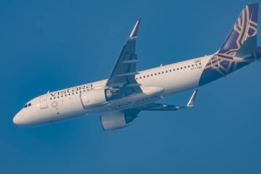 Yeni Delhi, Hindistan, 25 Aralık 2023 - Vistara Airbus A320 neo Indra Gandhi Uluslararası Havalimanı Delhi, Vistara iç uçakları gündüz mavi gökyüzünde uçuyor