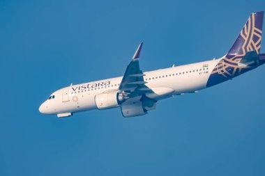 Yeni Delhi, Hindistan, 25 Aralık 2023 - Vistara Airbus A320 neo Indra Gandhi Uluslararası Havalimanı Delhi, Vistara iç uçakları gündüz mavi gökyüzünde uçuyor