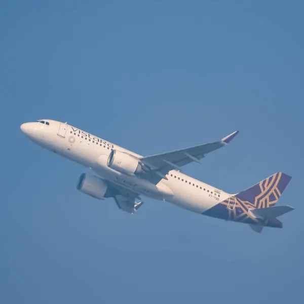 stock image New Delhi, India, December 25 2023 - Vistara Airbus A320 neo take off from Indra Gandhi International Airport Delhi, Vistara domestic aeroplane flying in the blue sky during day time