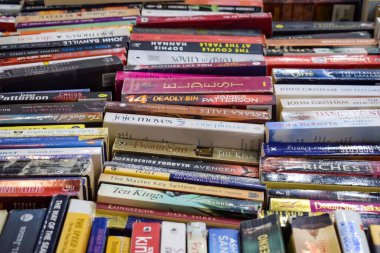 Yeni Delhi, Hindistan, 17 Şubat 2024 - Delhi Uluslararası Kitap Fuarı 'ndaki bir kitapçıda raflarda bulunan çeşitli kitaplar, Bharat Mandapam Kompleksi' ndeki Yıllık Kitap Fuarı 'nda sergilenen kitaplar