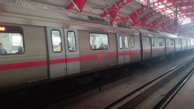 Yeni Delhi, Hindistan, 17 Şubat 2024 - Delhi Metro treni Yeni Delhi, Hindistan, Asya 'daki Jhandewalan metro istasyonuna varıyor.