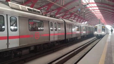 Yeni Delhi, Hindistan, 17 Şubat 2024 - Delhi Metro treni Yeni Delhi, Hindistan, Asya 'daki Jhandewalan metro istasyonuna varıyor.