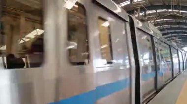 Yeni Delhi, Hindistan, 17 Şubat 2024 - Delhi Metro treni Yeni Delhi, Hindistan, Asya 'daki Jhandewalan metro istasyonuna varıyor.