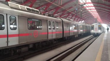 Yeni Delhi, Hindistan, 17 Şubat 2024 - Delhi Metro treni Yeni Delhi, Hindistan, Asya 'daki Jhandewalan metro istasyonuna varıyor.