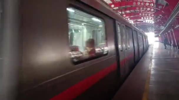 New Delhi India Februar 2024 Delhi Metro Tog Ankommer Jhandewalan – stockvideo