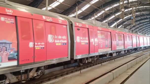 Nuova Delhi India Febbraio 2024 Treno Della Metropolitana Delhi Arriva — Video Stock