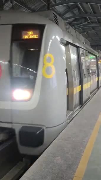 Nueva Delhi India Febrero 2024 Tren Metro Delhi Que Llega — Vídeos de Stock
